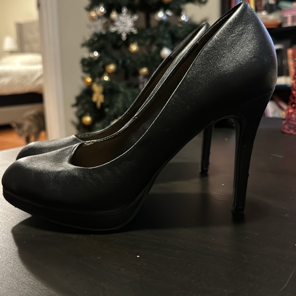 Black heels - Picture 2 of 8